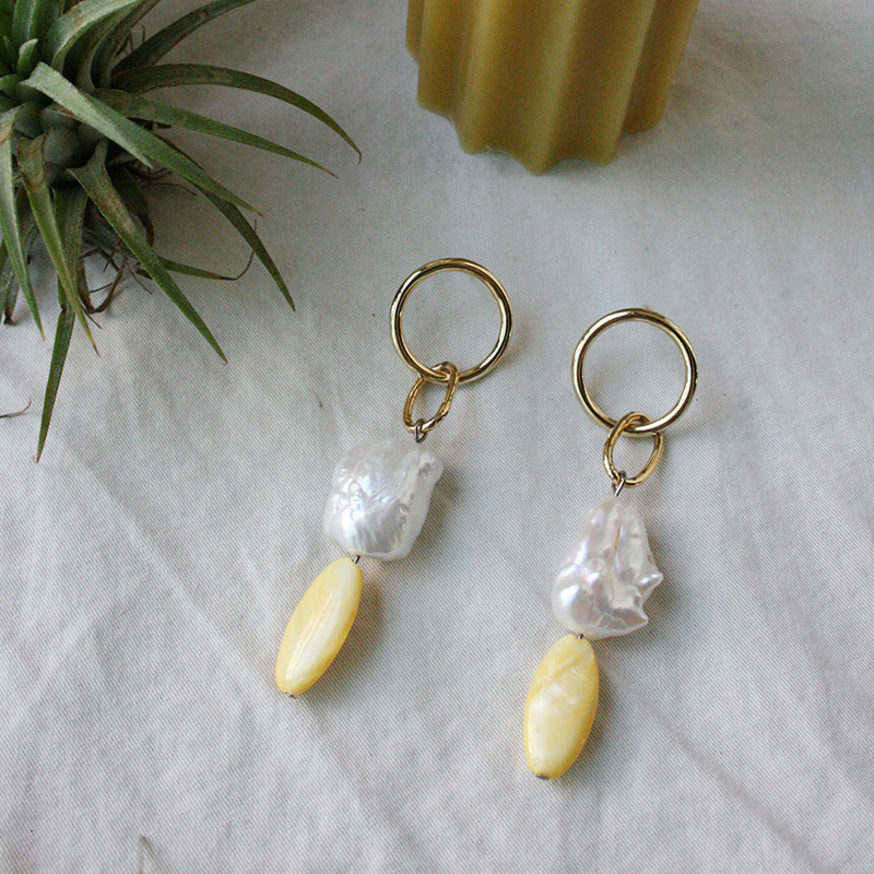 [sunny at the beach]yellow pearly earrings