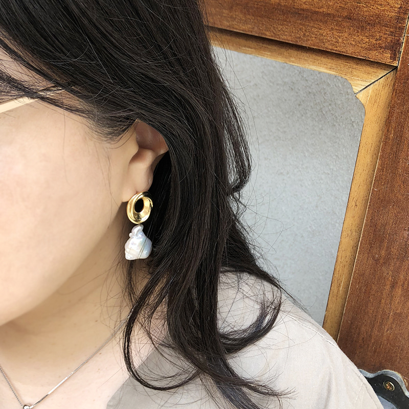 [sunny at the beach] bold baroque pearl earrings