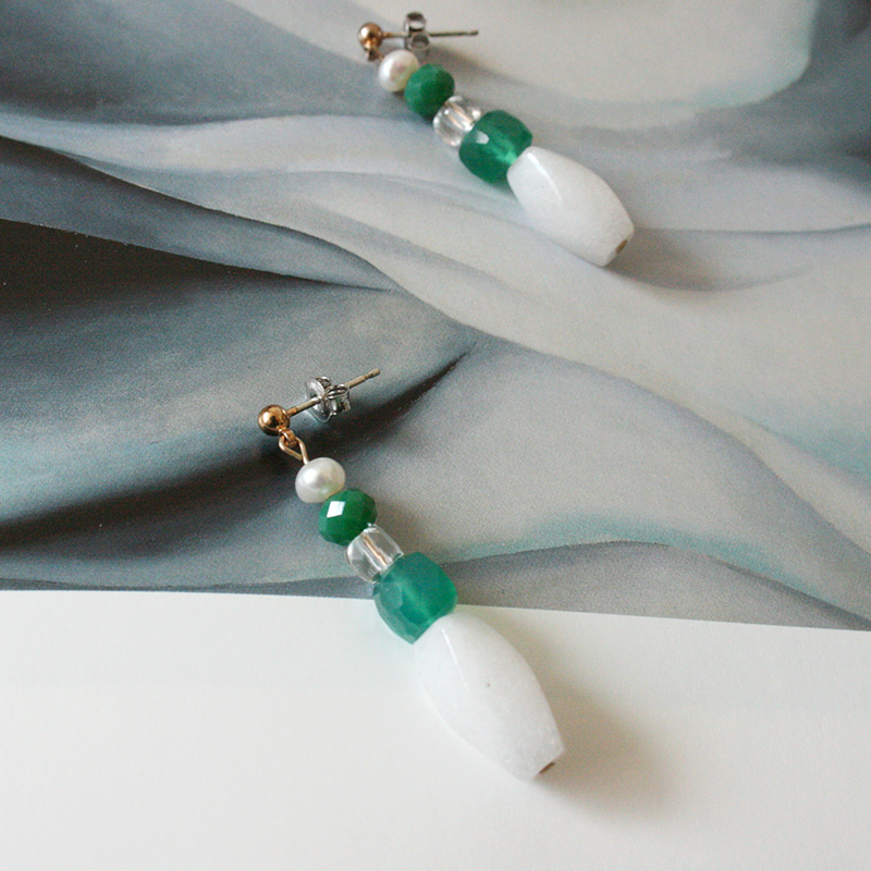 [alluring green] green &amp; white earrings