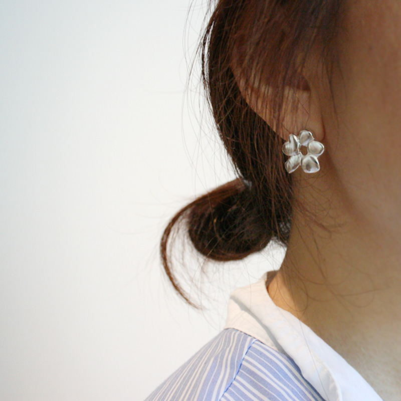 small flower earrings