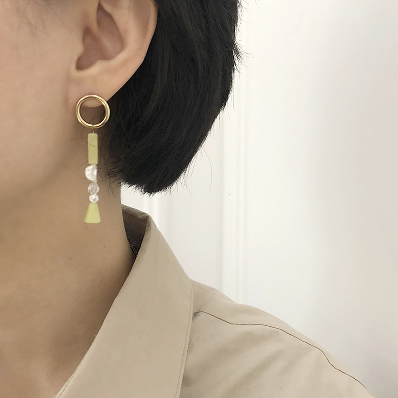 [lime sorbet] lime with gold earrings