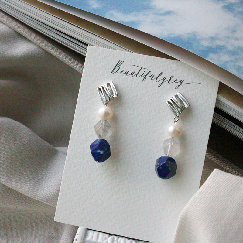 [sunny at the beach]deep blue &amp; pearl earrings