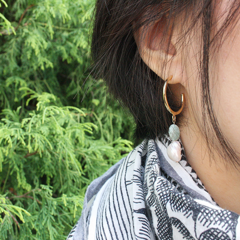 [alluring green] hoop with stone earrings