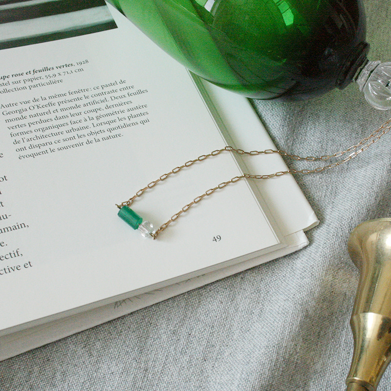 [alluring green] green point short necklace
