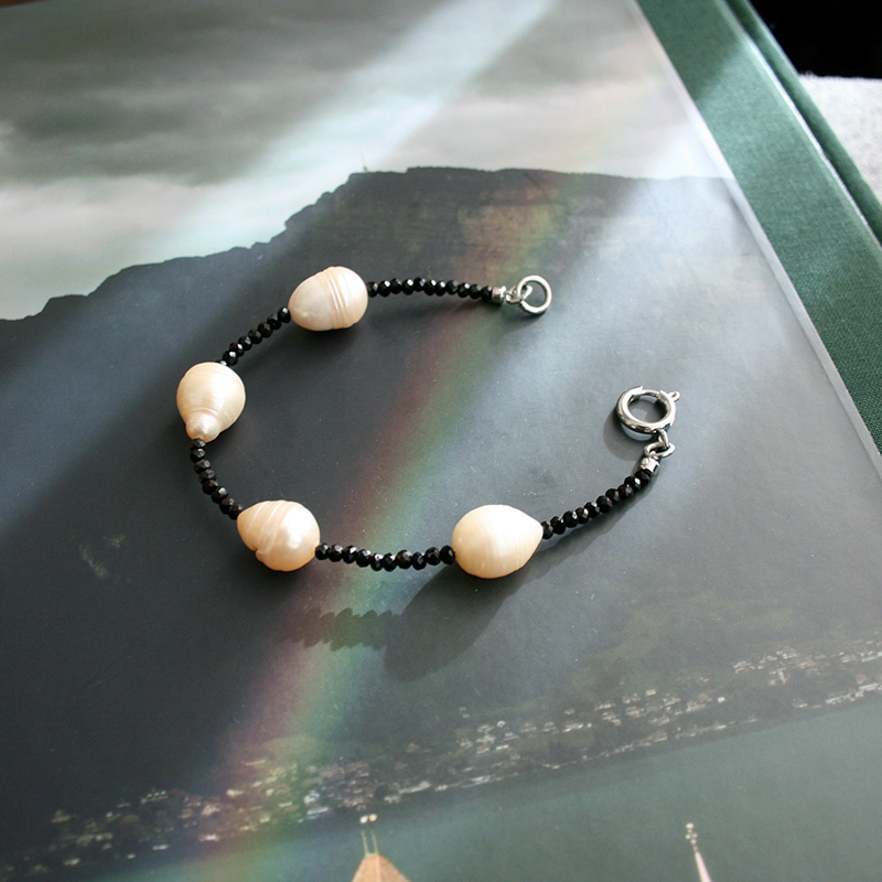 contrast pearl bracelet