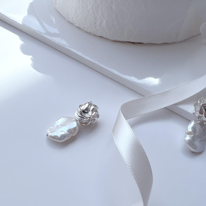 white chou earrings